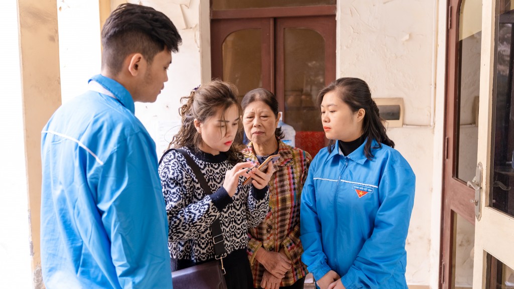 Đoàn viên, thanh niên hỗ trợ người dân cài và sử dụng ứng dụng VNeID