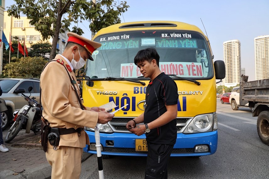 Xử phạt xe khách cố tình chạy chậm, bắt trả khách sai nơi quy định