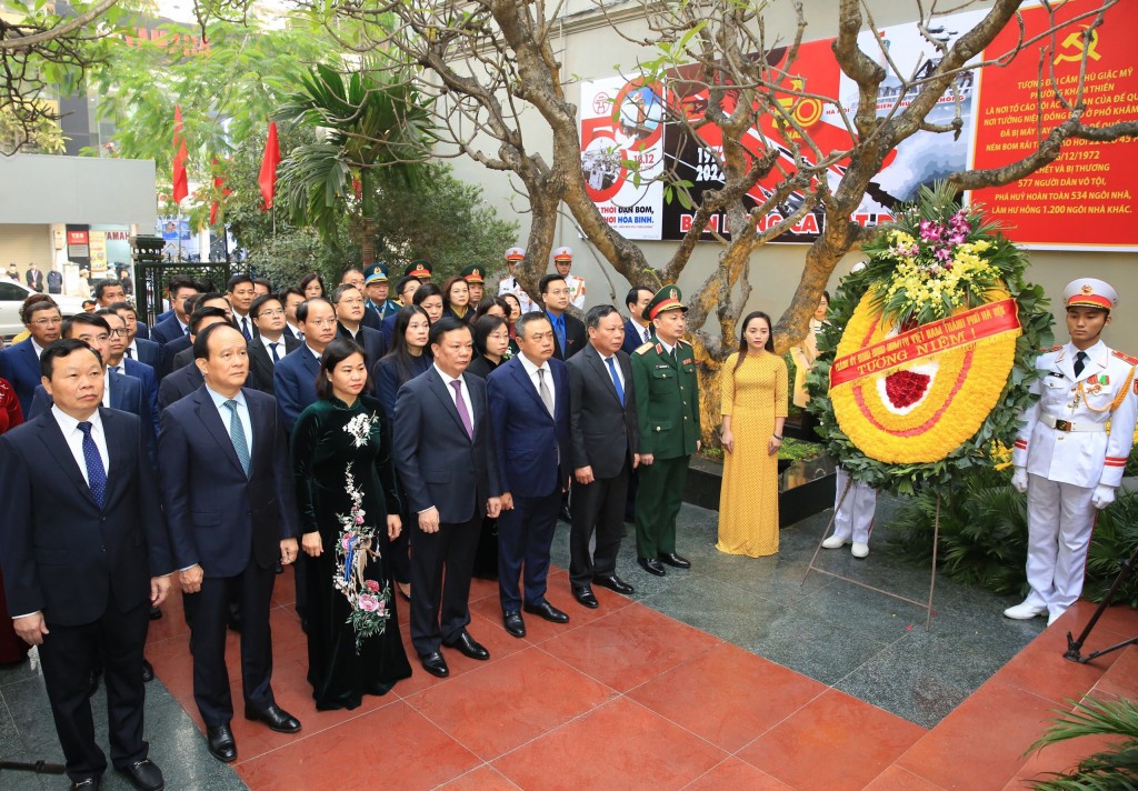 Lãnh đạo TP Hà Nội dâng hương tại Đài tưởng niệm Khâm Thiên