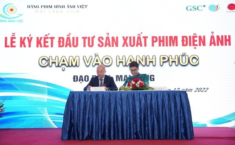 Đạo diễn Mai Long (bên phải)-đại diện đơn vị sản xuất ký kết hợp tác