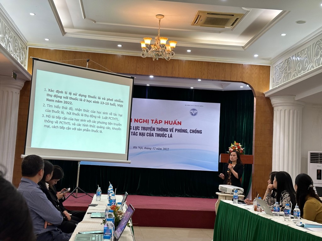 Bà Nguyễn Thị Thu Hương đại diện Quỹ Phòng, chống tác tại thuốc lá, Bộ Y tế thuyết trình tại Hội nghị 