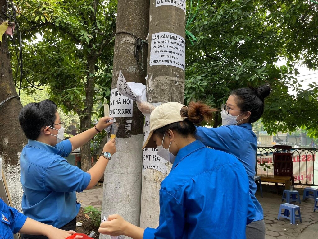 Từng cột điện “nở hoa” dưới bàn tay thanh niên