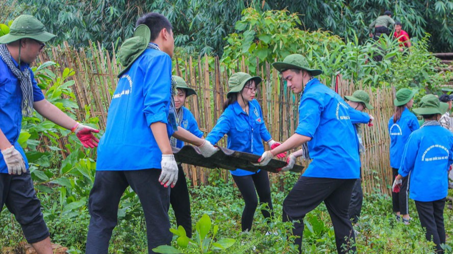 Thúc giục, cổ vũ  tuổi trẻ tiên phong, cống hiến