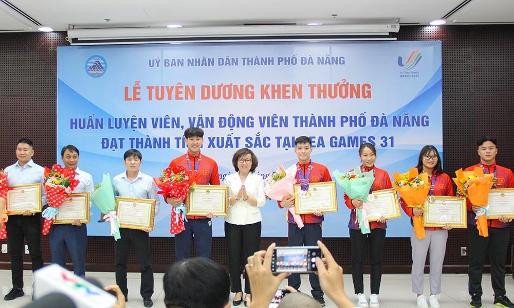 Phó Chủ tịch UBND thành phố Ngô Thị Kim Yến trao thưởng cho các HLV, VĐV thành phố đạt thành tích xuất sắc tại SEA Games 31 (Nguồn: CTTĐT Đà Nẵng)