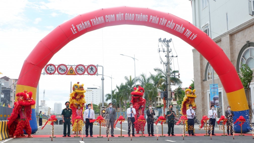 Lãnh đạo TP Đà Nẵng, đơn vị thi công và đơn vị liên quan tiến hành cắt băng khánh thành dự án cụm nút giao thông phía Tây cầu Trần Thị Lý (Ảnh: V.Q)