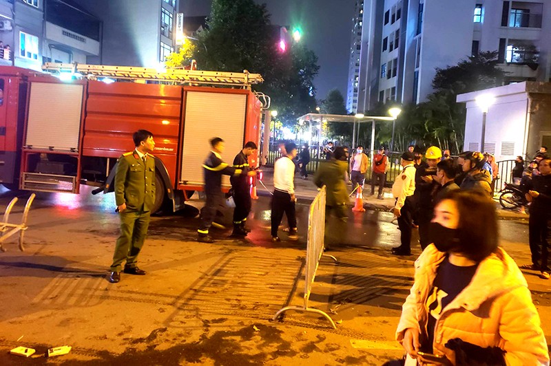 Cảnh sát phong toả hiện trường để điều tra, làm rõ vụ cháy nổ cửa hàng sửa xe máy khiến nhiều người bị thương