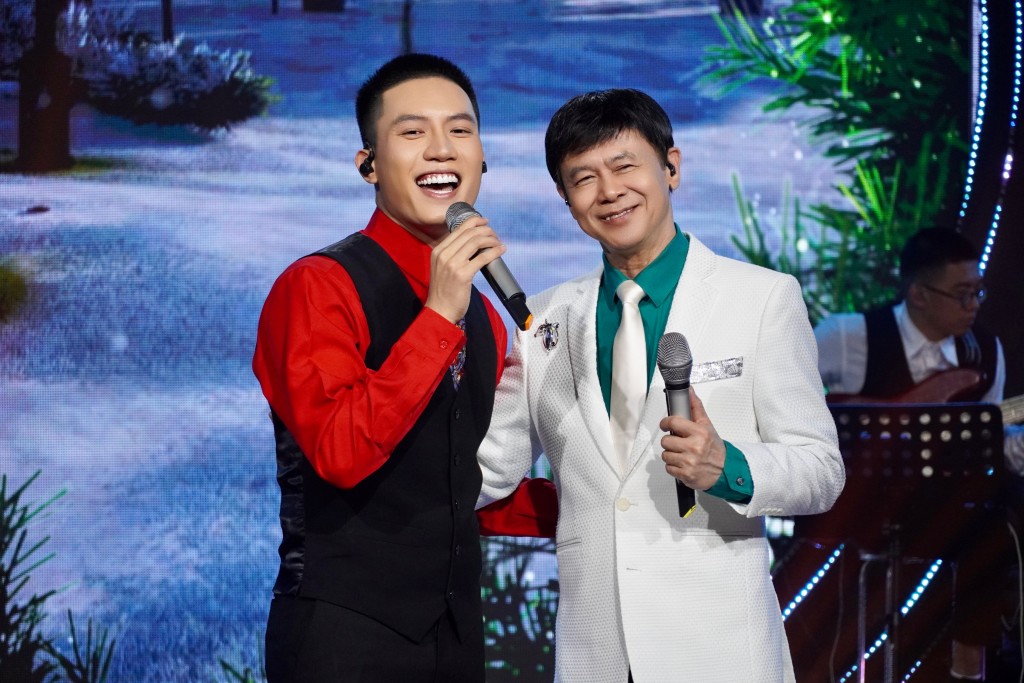 Nghệ sĩ Thái Châu (bên phải) và Anh Tú lần đầu kết hợp trên sân khấu