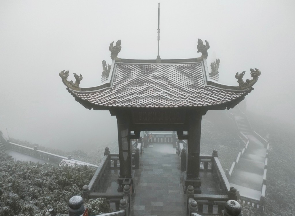 Tuyết phủ trắng, đỉnh Fansipan đẹp tựa tiên cảnh Tuyết phủ trắng, đỉnh Fansipan đẹp tựa tiên cảnh