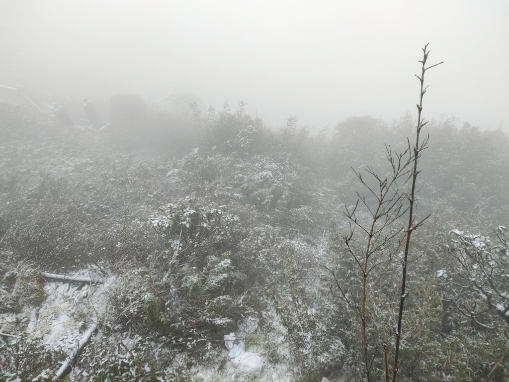 Tuyết phủ trắng, đỉnh Fansipan đẹp tựa tiên cảnh
