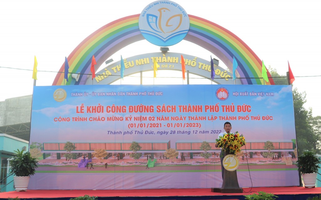 Ông Nguyễn Kỳ Phùng, Phó Chủ tịch UBND TP Thủ Đức phát biểu tại lễ khởi công đường sách TP Thủ Đức sáng 28/12