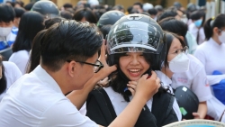 Học sinh an toàn và sành điệu với mũ bảo hiểm chất lượng