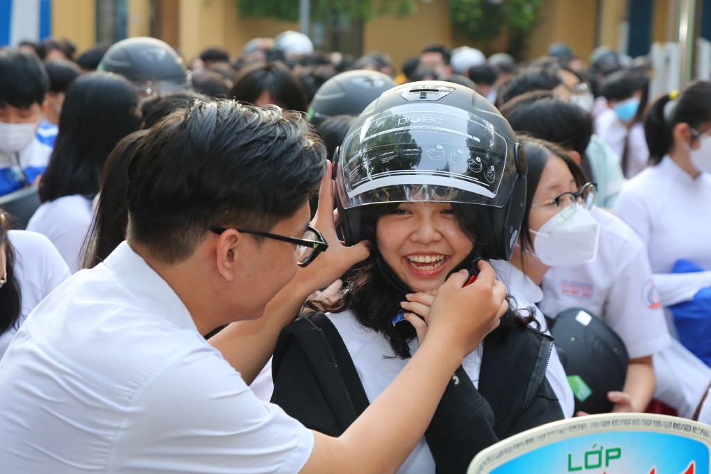 Học sinh an toàn và sành điệu với mũ bảo hiểm chất lượng