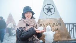Du khách ngất ngây ngắm tuyết đầu mùa trên đỉnh Fansipan