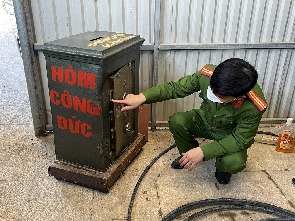 Hòm công đức sau khi bị các đối tượng đục phá