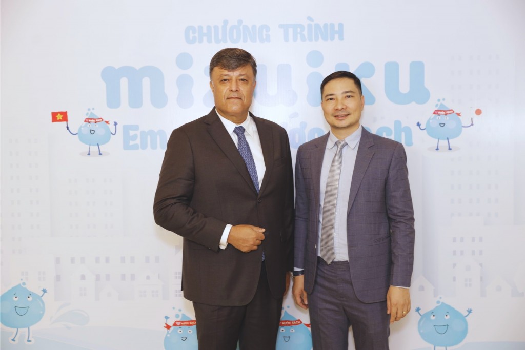 Ông Jahanzeb Khan - Tổng giám đốc Tập đoàn Suntory PepsiCo Việt Nam (bên trái) và ông Đỗ Thái Vương - Phó tổng giám đốc phụ trách Đối ngoại và Truyền thông, Suntory PepsiCo Việt Nam