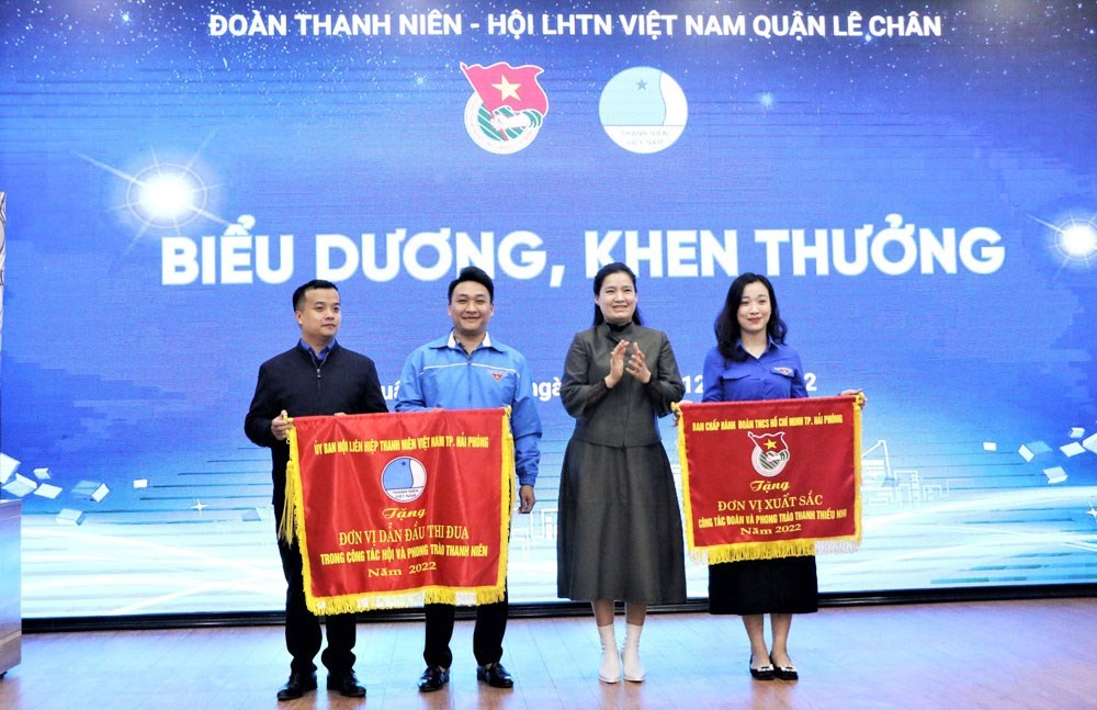 Đồng chí Vương Toàn Thu Thuỷ - Bí thư Thành đoàn Hải Phòng trao Cờ thi đua xuất sắc cho Quận đoàn Lê Chân