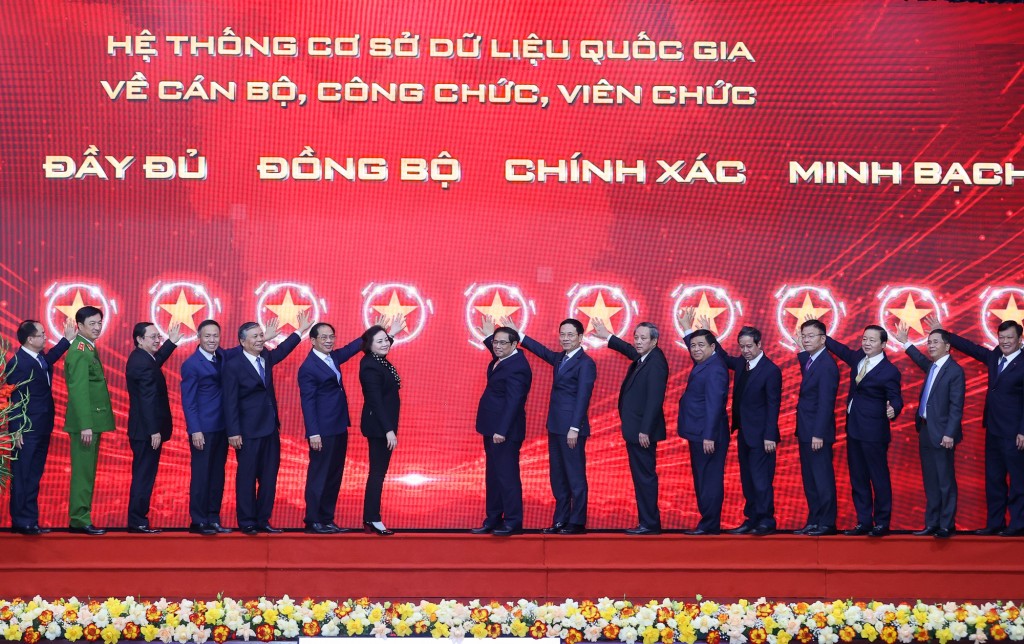 Thủ tướng Phạm Minh Chính cùng các đại biểu dự và thực hiện nghi thức khai trương Cơ sở dữ liệu quốc gia về cán bộ, công chức, viên chức trong cơ quan Nhà nước - Ảnh: VGP/Nhật Bắc