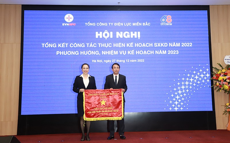 Chủ tịch HĐTV EVNNPC Đỗ Nguyệt Ánh trao tặng Giải Nhất cho Công ty Điện lực Hưng Yên đơn vị dẫn đầu thi đua trong năm 2022