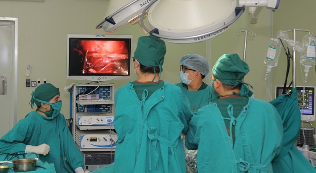 BVĐK Đức Giang thực hiện phẫu thuật bằng phương pháp nội soi để xử lý áp xe phổi. 