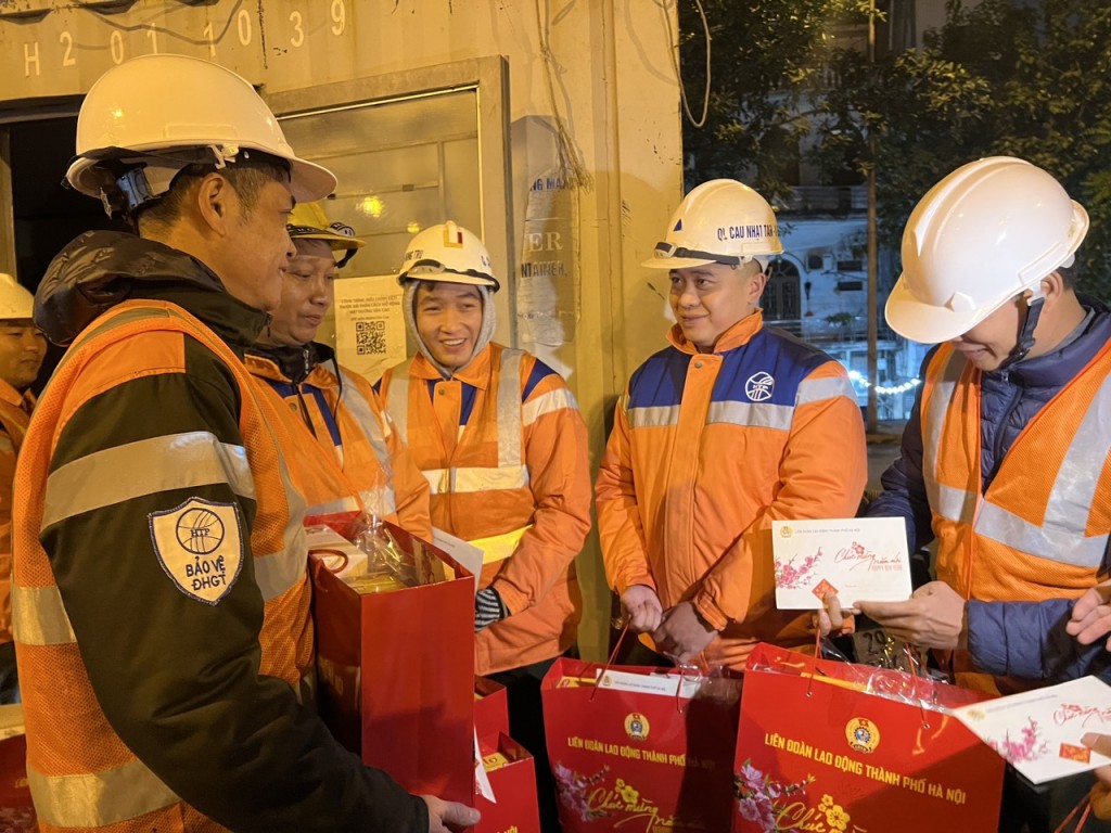 Lãnh đạo LĐLĐ TP Hà Nội thăm, động viên công nhân lao động đang thi công tại công trường