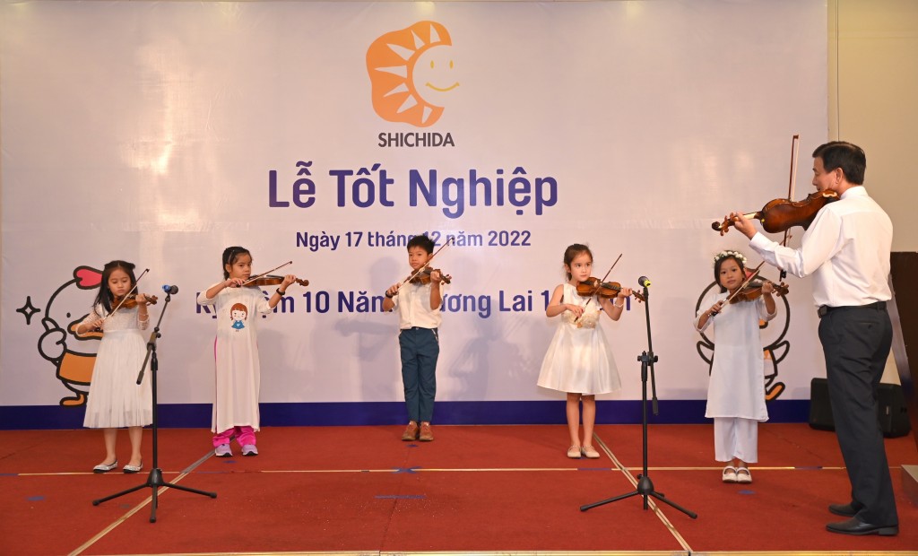 01 - Tiết mục hoà tấu vĩ cầm mở màn của các bé tại Shichida