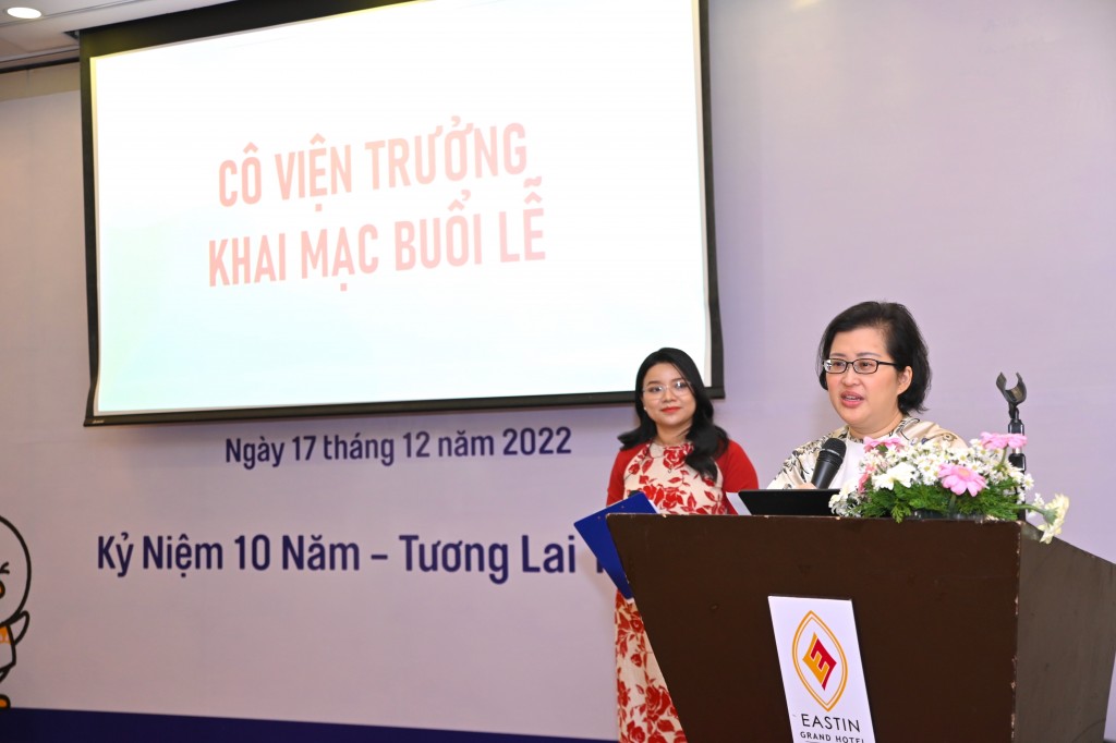 02 - Cô Jeannie Chan - Viện trưởng Viện Giáo Dục Shichida Việt Nam phát biểu tại buổi lễ