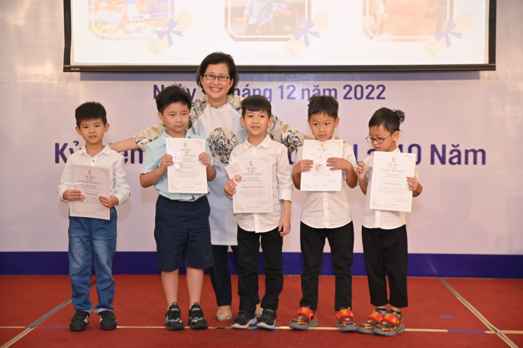 04 - Nhiều bé xuất sắc nhận giấy chứng nhận tại Viện