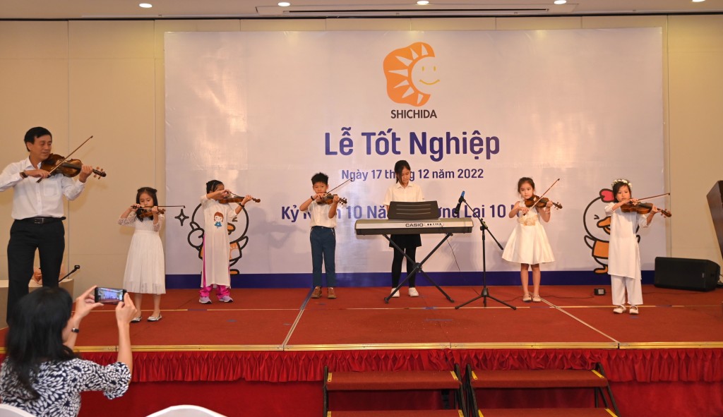 05 - Phần trình diễn nghệ thuật của các bé học tại Viện Giáo Dục Shichidd