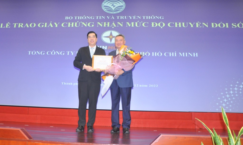 Ông Phạm Quốc Bảo – Chủ tịch HĐTV EVNHCMC (phải) đón nhận Giấy chứng nhận Doanh nghiệp số đầu tiên của cả nước