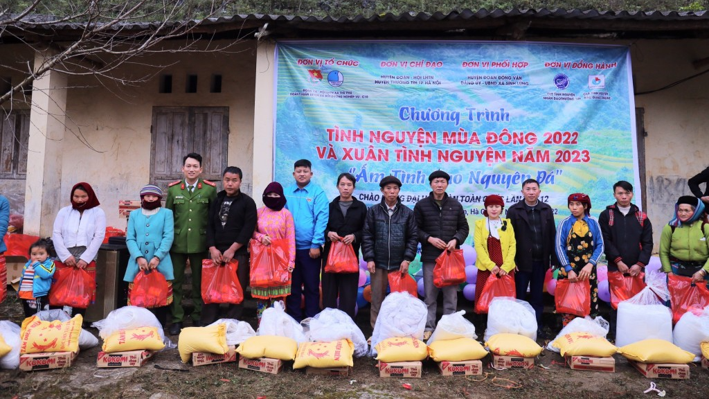 Văn Đình Tưởng đã tổ chức nhiều hoạt động ý nghĩa trao tặng quà tới người dân 