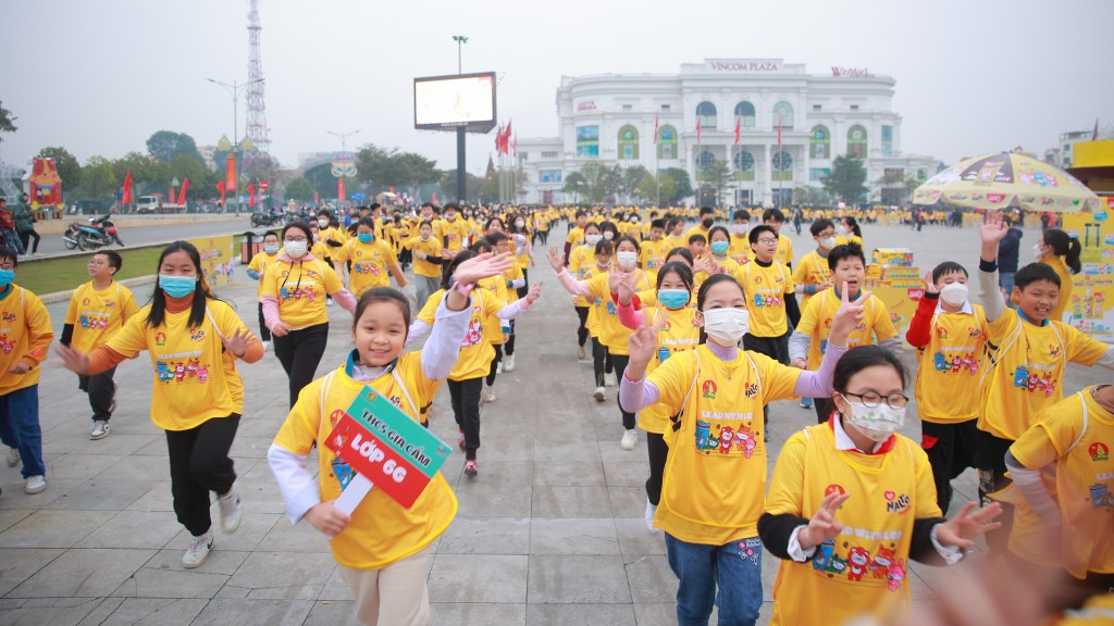 Các em thiếu nhi tham gia đi bộ 