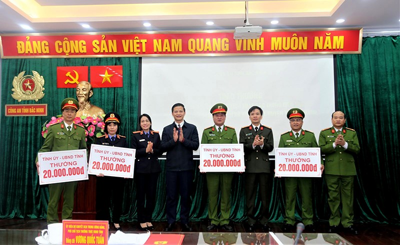 Lãnh đạo UBND tỉnh Bắc Ninh đã khen thưởng phòng Cảnh sát hình sự, Công an huyện Thuận Thành, phòng Kỹ thuật hình sự  (Công an tỉnh)  và Phòng 2, Viện kiểm sát nhân dân tỉnh mỗi đơn vị 20 triệu đồng