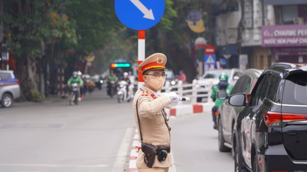 Thời tiết lạnh, các đồng chí cảnh sát giao thông vẫn miệt mài với công việc của mình