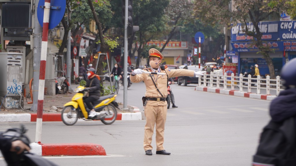 Chiến sỹ trẻ ăn Tết ở… ngoài đường