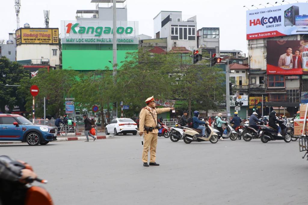  Tại nút giao thông Giải Phóng - Đại Cồ Việt, các chiến sỹ trẻ luôn bận rộn chân tay với công việc dù là vào ngày nghỉ