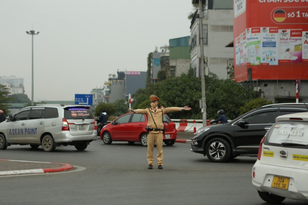 Trên Cầu Chương Dương, các chiến sỹ luôn chân, tay điều tiết giao thông