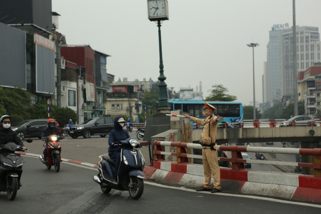 Tết Dương lịch hay Tết Nguyên đán là thời khắc gia đình sum họp. Tuy nhiên ngày Tết và ngày lễ lại là những ngày mà các chiến sỹ áo vàng không được nghỉ. Họ vẫn phải hoàn thành các ca trực để đem lại sự ổn định về giao thông, đường phố thông thoáng cho người dân đi lại được tiện lợi