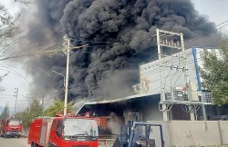 Quảng Ninh: Cháy xưởng sản xuất xốp nhựa ngay đầu năm mới