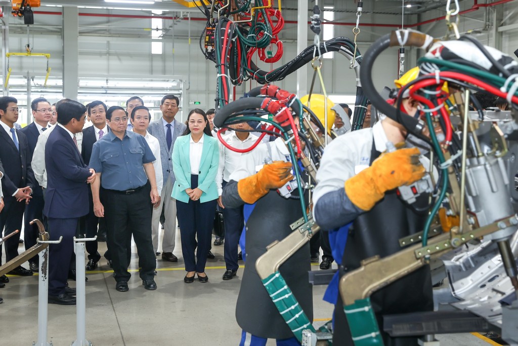 Thủ tướng Phạm Minh Chính thăm, động viên lãnh đạo, người lao động tham gia sản xuất tại Tổ hợp sản xuất, lắp ráp ô tô, dịch vụ logistics Huyndai Thành Công - Ảnh: VGP/Nhật Bắc