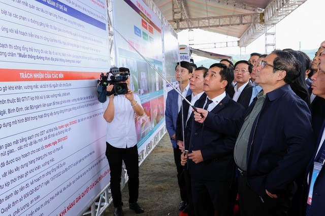 Thủ tướng Phạm Minh Chính nghe báo cáo về một số nội dung cơ bản của 12 dự án thành phần đường cao tốc Bắc – Nam giai đoạn 2 - Ảnh: VGP/Nhật Bắc