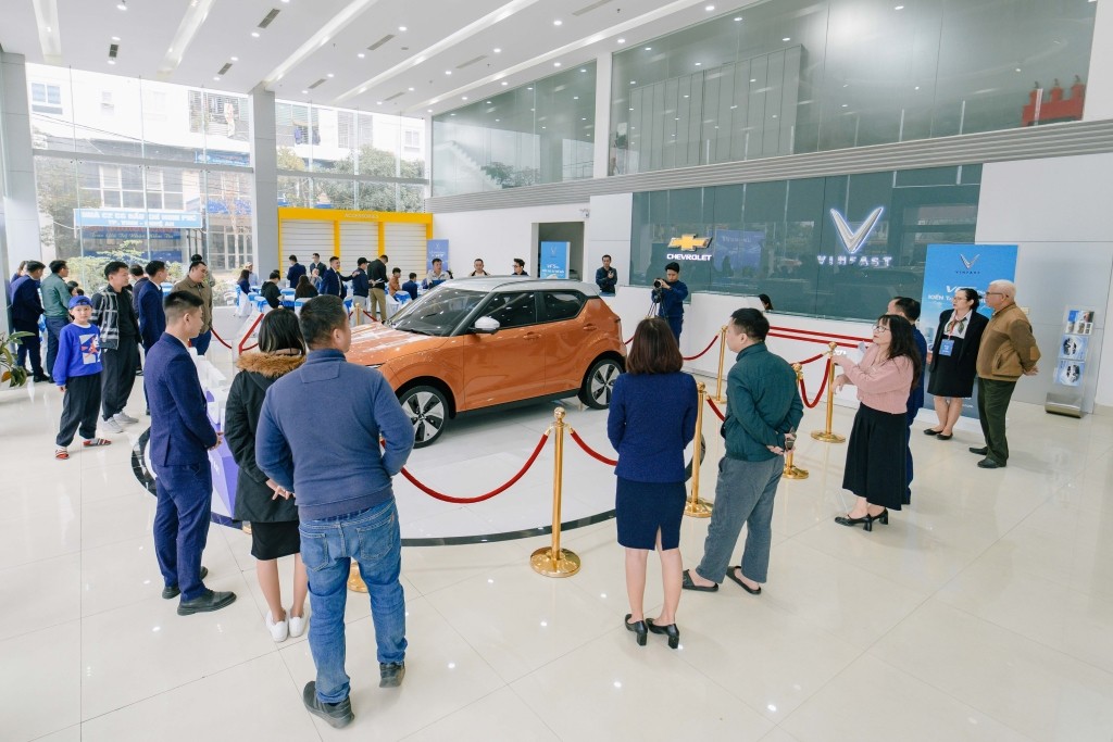 VF 5 Plus thu hút sự chú ý của khách hàng tại showroom VinFast Vinh (Nghệ An)