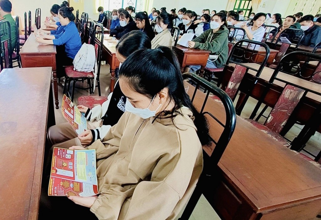 Đông đảo sinh viên trường ĐH Phạm Văn Đồng tỉnh Quảng Ngãi đã kích hoạt tài khoản định danh điện tử và cài đặt ứng dụng VNeID thành công.