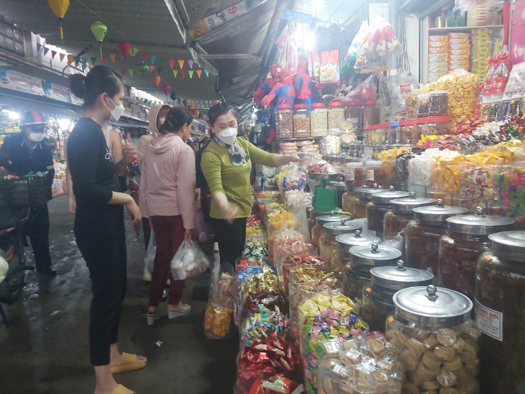 Người dân mua sắm tại Chợ Cồn, TP Đà Nẵng