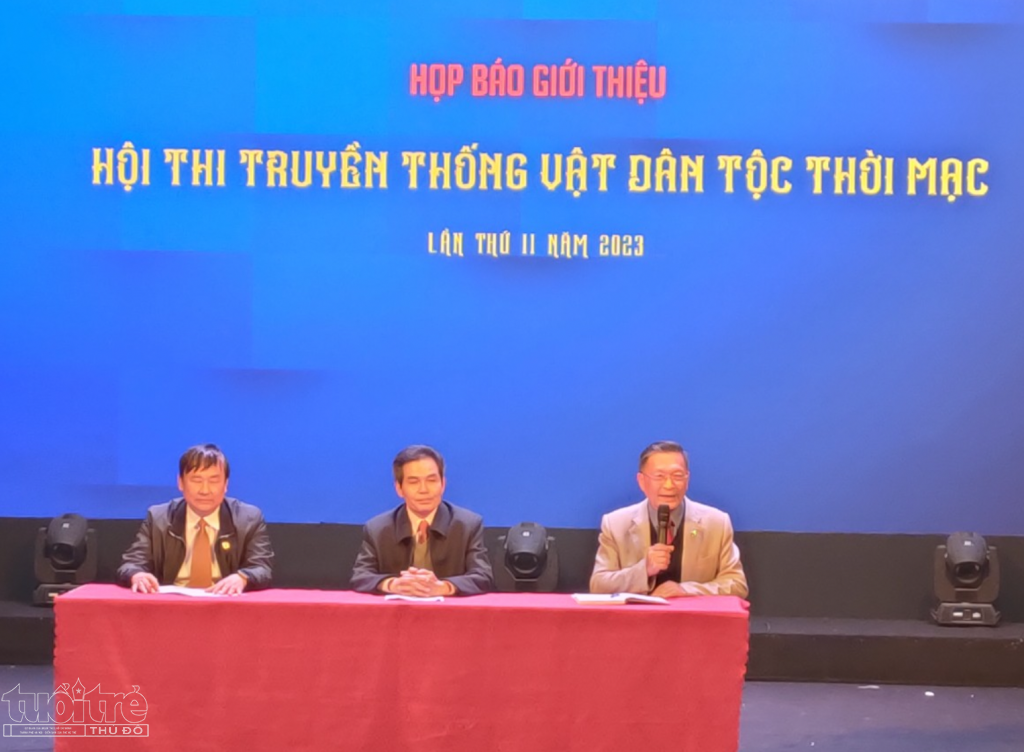 Ông Hoàng Văn Kể - Trưởng Ban quản lý Từ đường họ Mạc trả lời các câu hỏi của Phóng viên tại cuộc họp báo