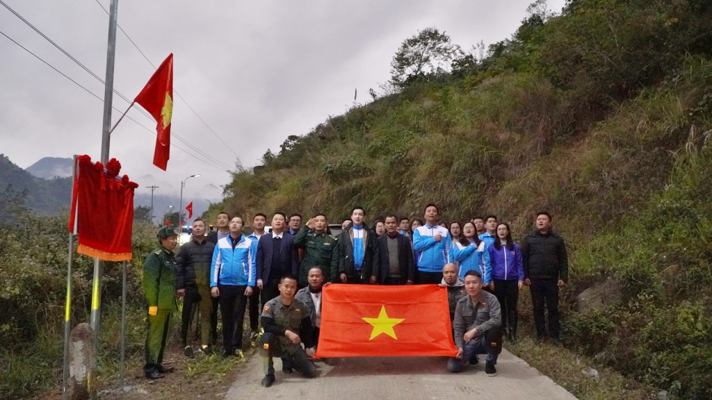 Đoàn công tác thực hiện nghi thức chào cờ khánh thành công trình thắp sáng đường biên giới trao tặng cho bà con Nhân dân và đồn Biên phòng huyện Si Ma Cai.