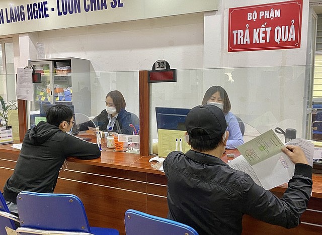 Người lao động nộp hồ sơ tại Trung tâm DVVL Hà Nội