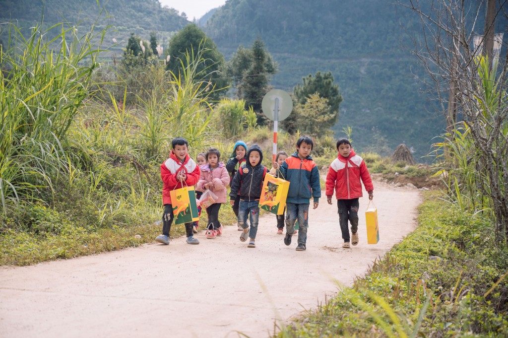 Các em học sinh Trường phổ thông dân tộc bán trú Tà Lủng (Mèo Vạc, Hà Giang) tung tăng về nhà với phần quà Tết