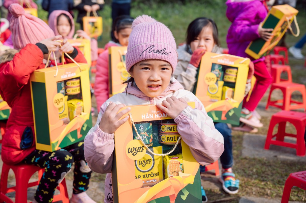 Niềm vui được nhận quà Tết của em học sinh tại Trường tiểu học Na Hang, Tuyên Quang