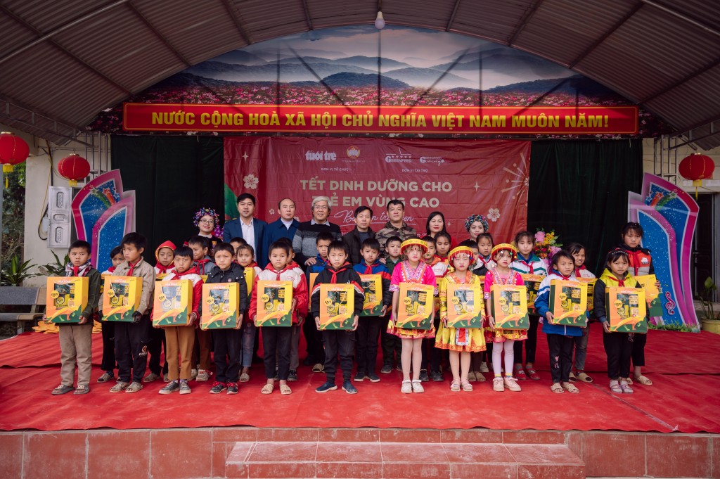 Tặng quà Tết cho các em tại Trường phổ thông dân tộc bán trú Tà Lủng (Mèo Vạc, Hà Giang) (1)