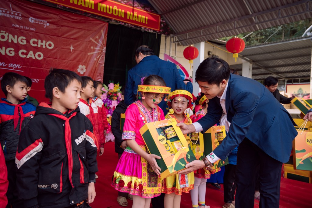 Tặng quà Tết cho các em tại Trường phổ thông dân tộc bán trú Tà Lủng (Mèo Vạc, Hà Giang)